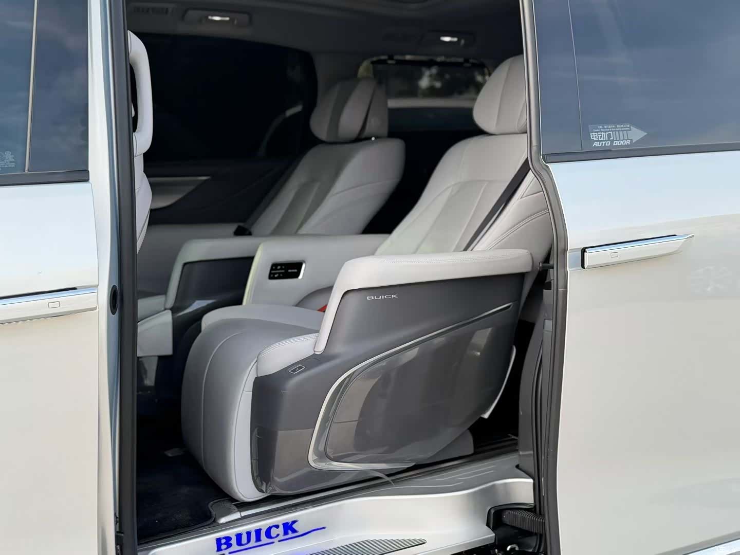 Buick GL8, 2025 4