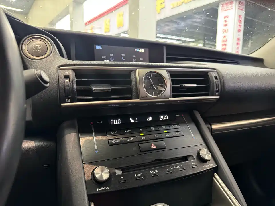 Lexus IS