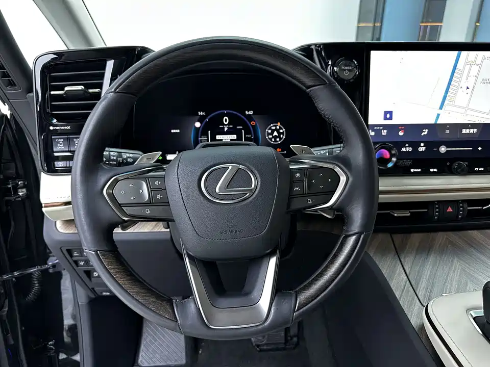 Lexus LM