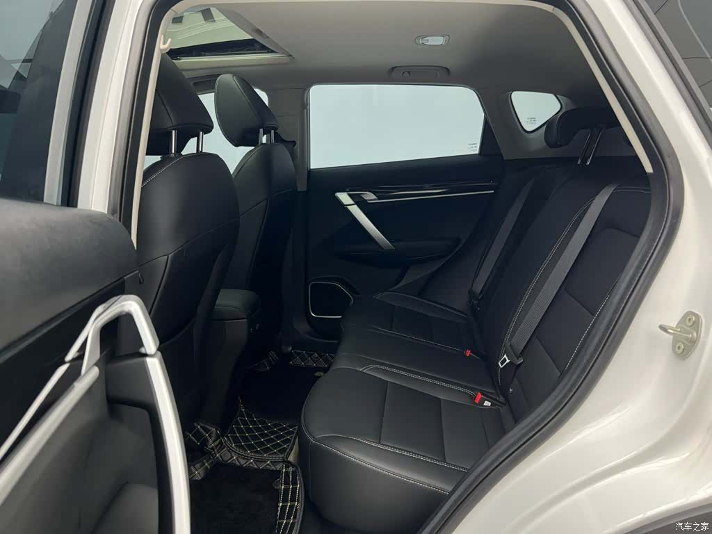 Geely Coolray, 2025 11