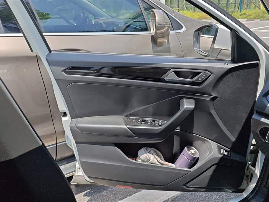 Volkswagen T-ROC exploring Songs