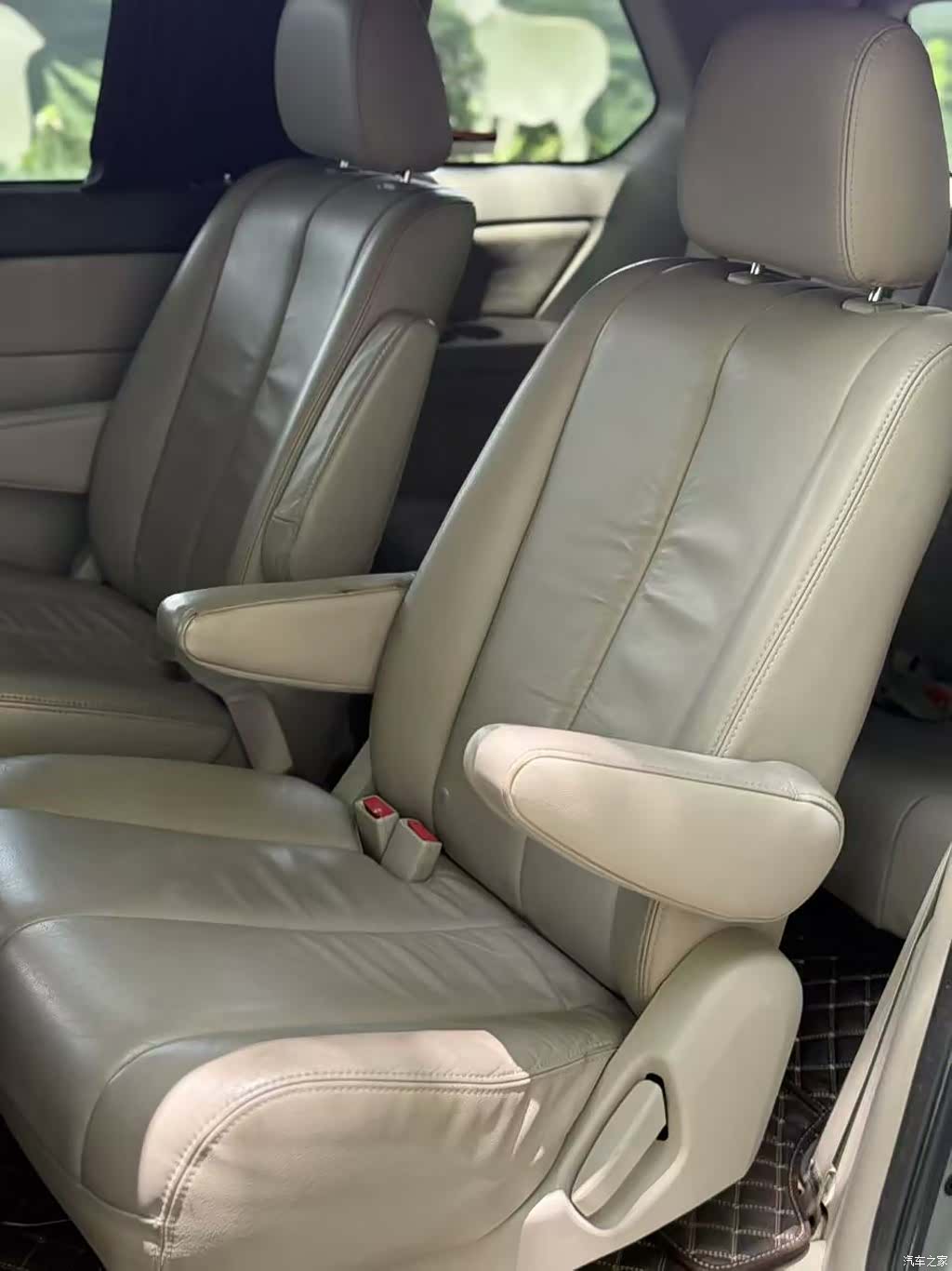 Mazda 8, 2011 6