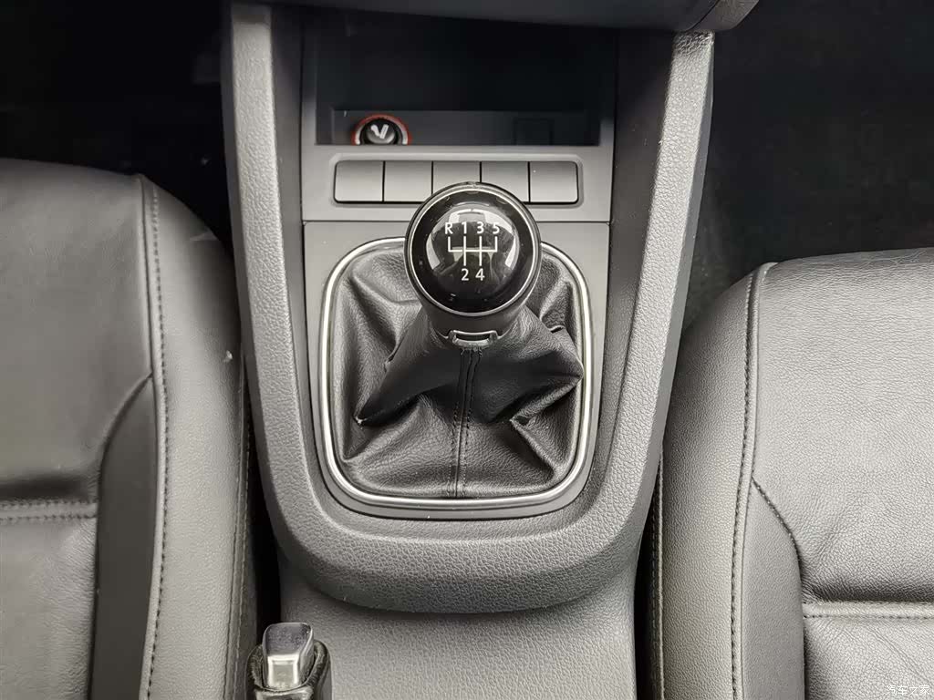 Volkswagen Sagitar, 2014 13
