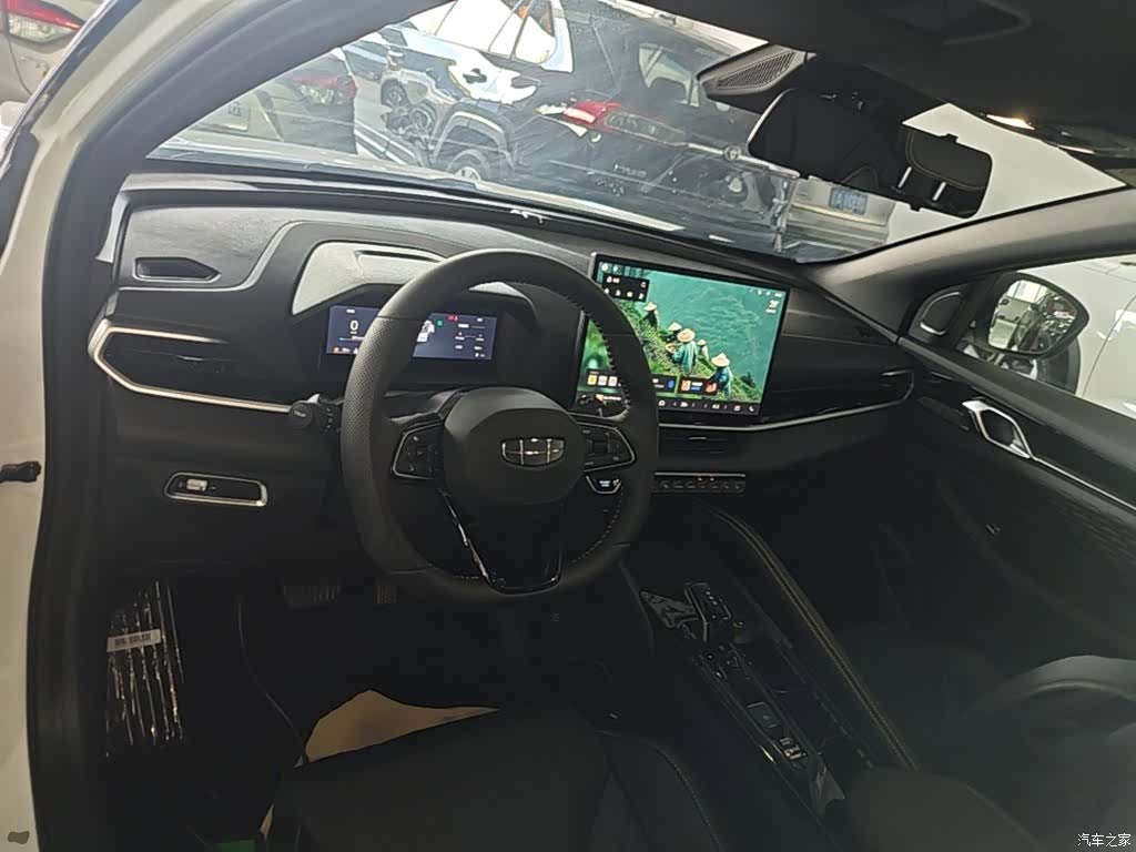 Geely Coolray, 2025 10