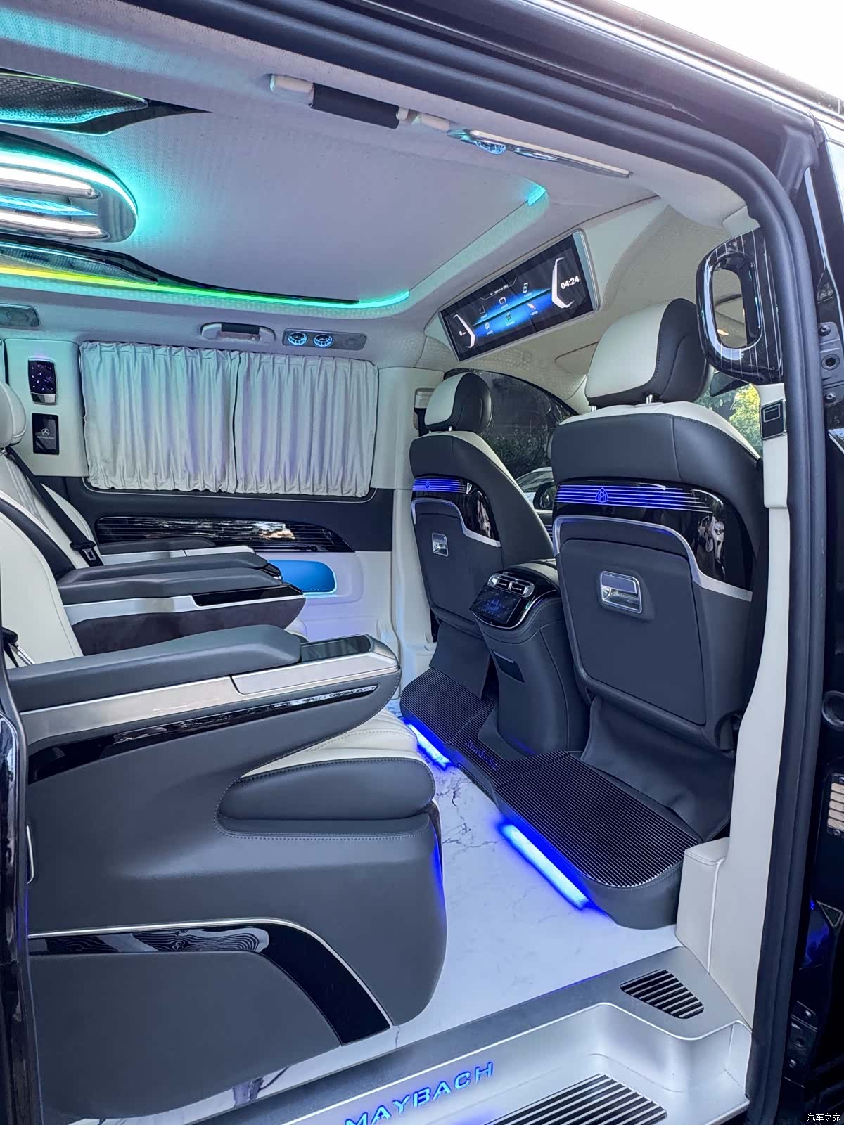 Mercedes-Benz 7, 2023 8