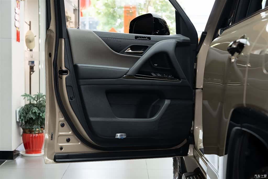 Lexus LX, 2025 11