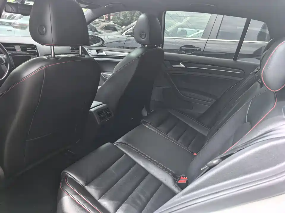 Volkswagen Golf GTI