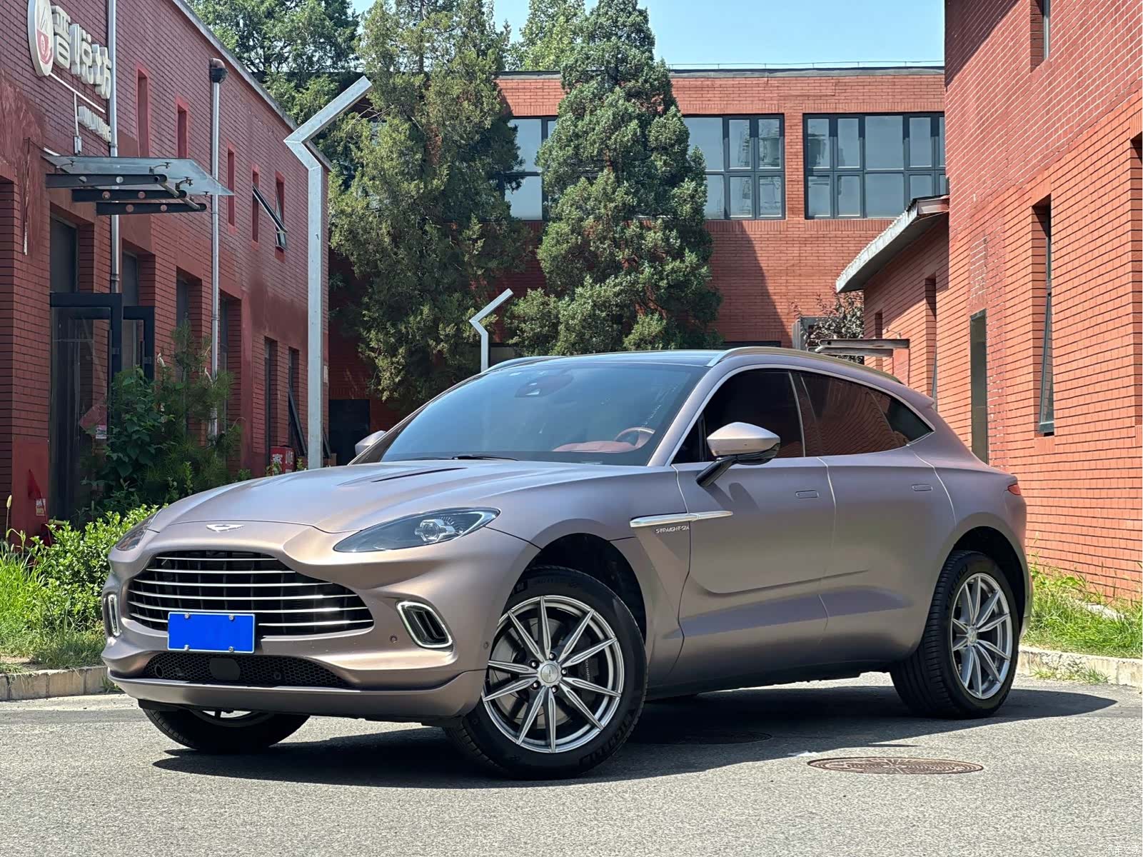 Aston Martin DBX, 2023 3
