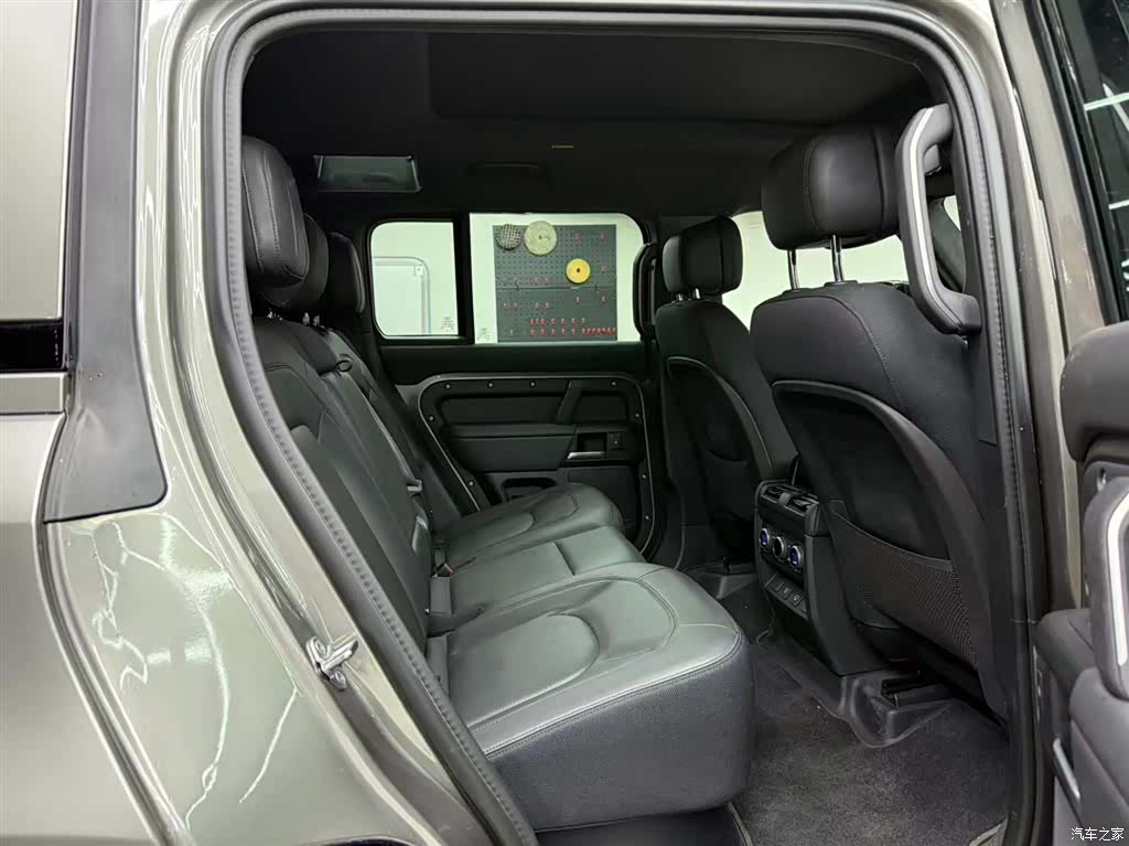 Land Rover Defender, 2024 7