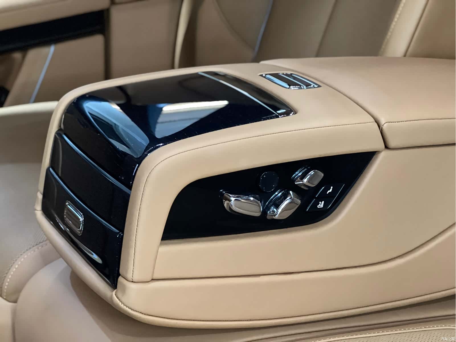 Rolls-Royce Ghost, 2025 17