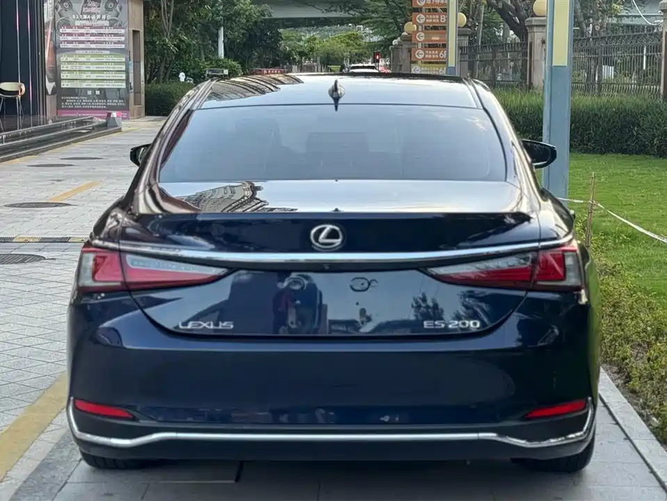 Lexus ES