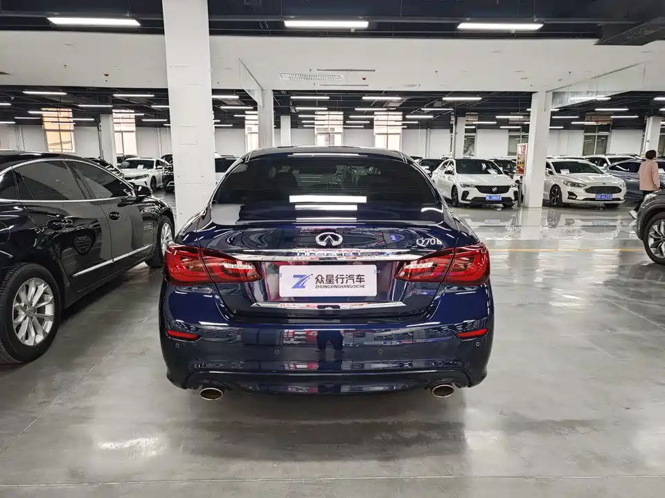Infiniti Q70