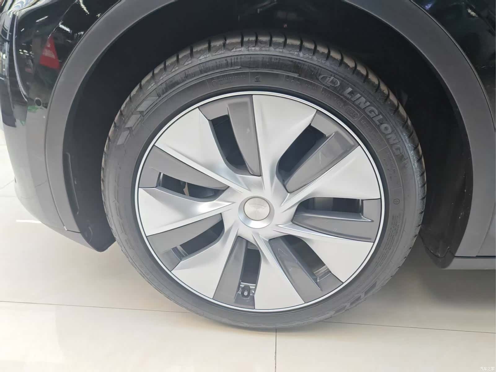 Tesla Model Y, 2023 18