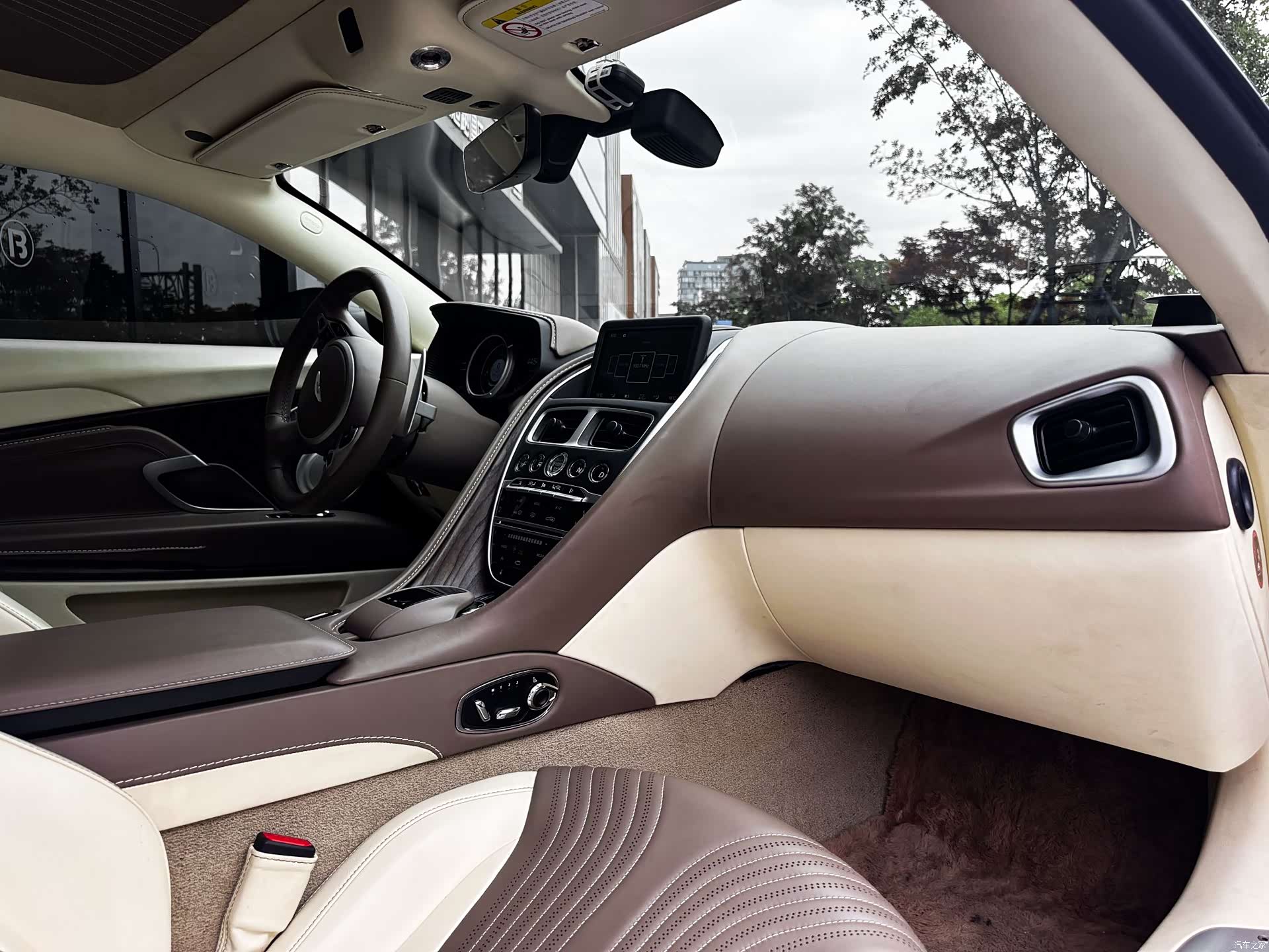 Aston Martin DB11, 2018 14