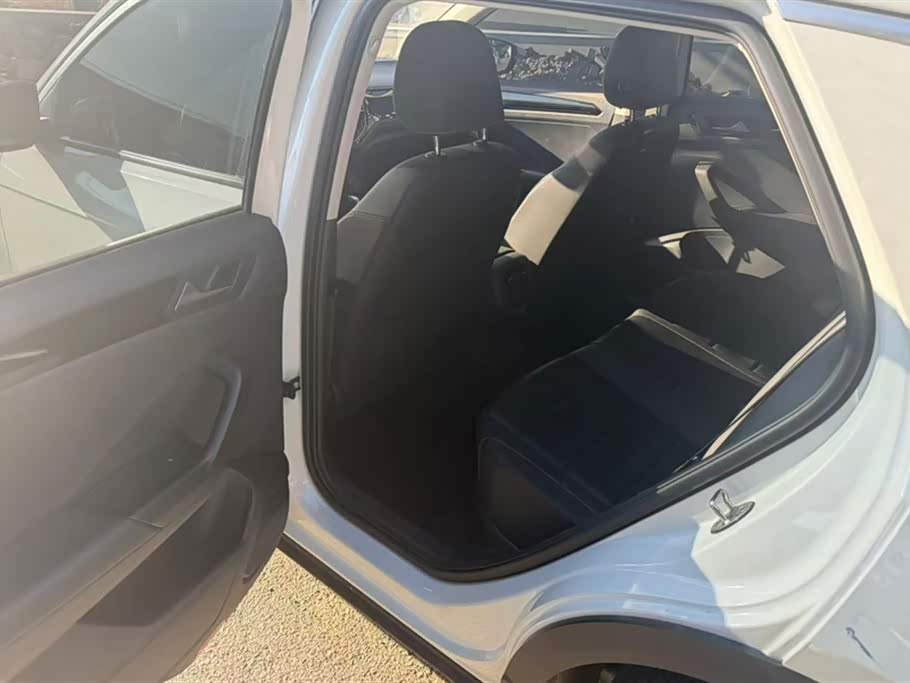 Volkswagen T-ROC exploring Songs