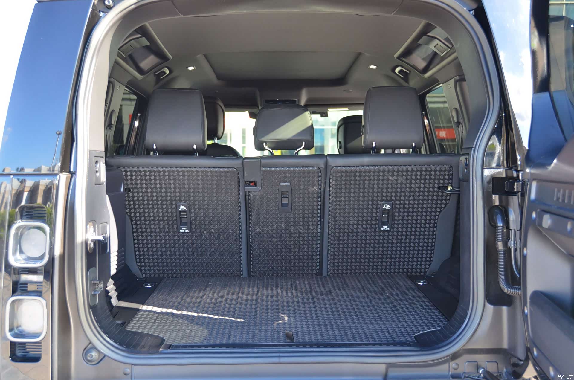 Land Rover Defender, 2023 14