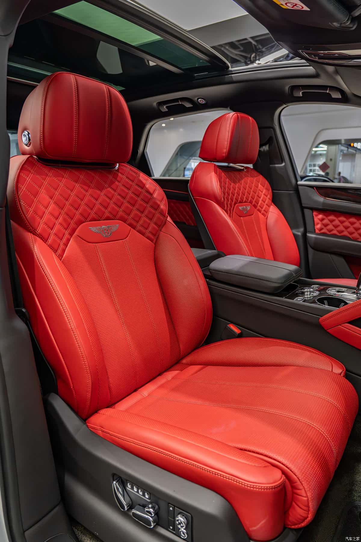 Bentley Bentayga, 2021 19