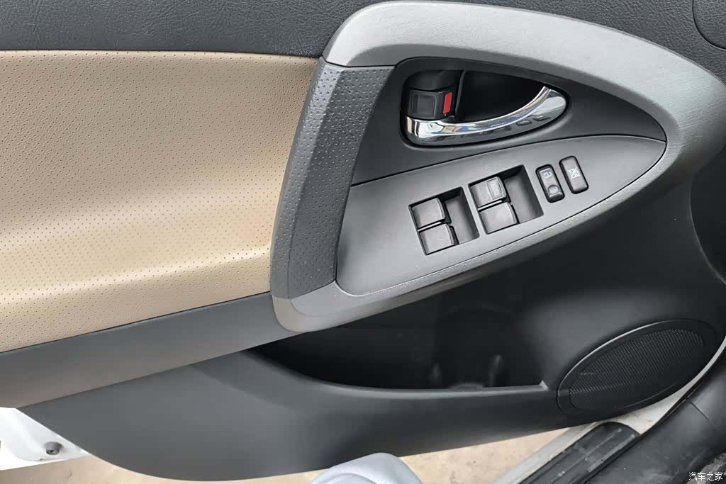 Toyota RAV4, 2011 7