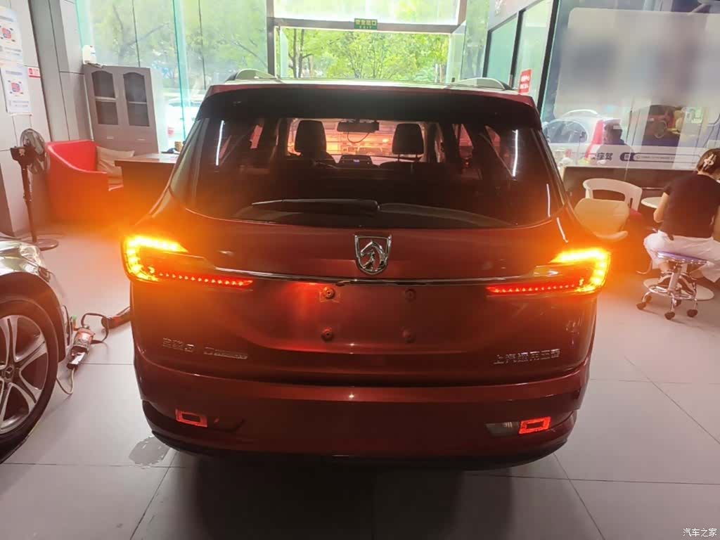 Wuling 310W, 2018 6