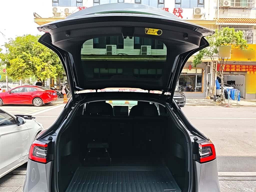 Tesla Model Y, 2023 19