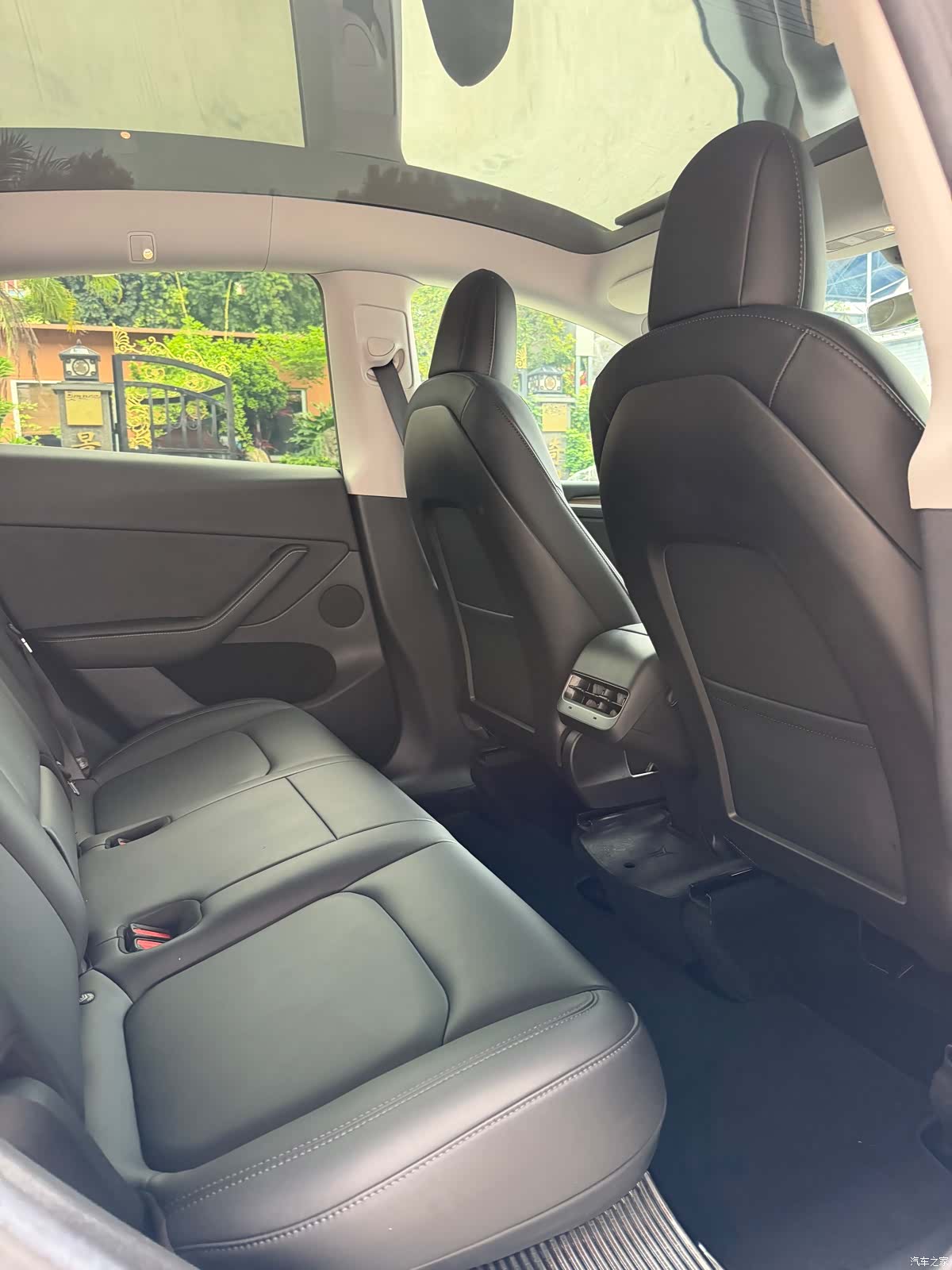 Tesla Model Y, 2022 все фото
