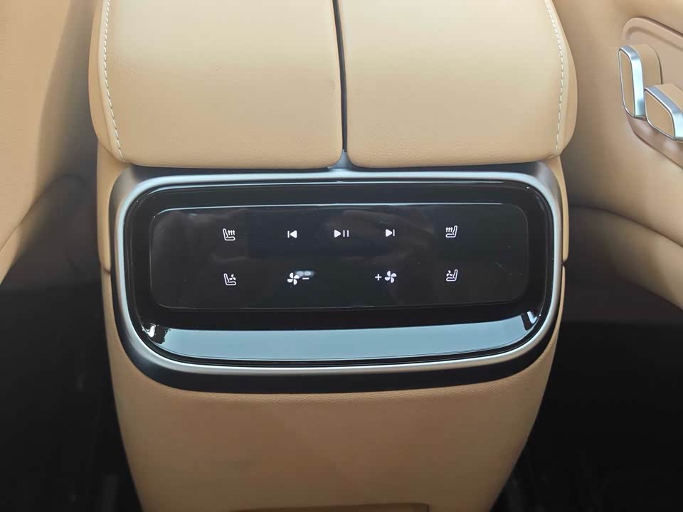 AITO Ask the world M7