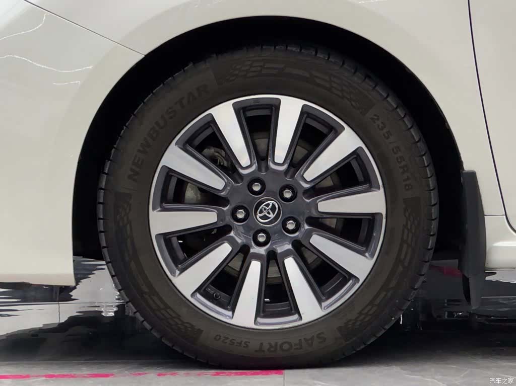 Toyota XLE, 2019 4