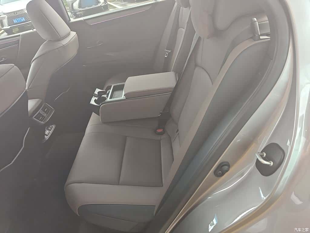 Lexus ES, 2025 17