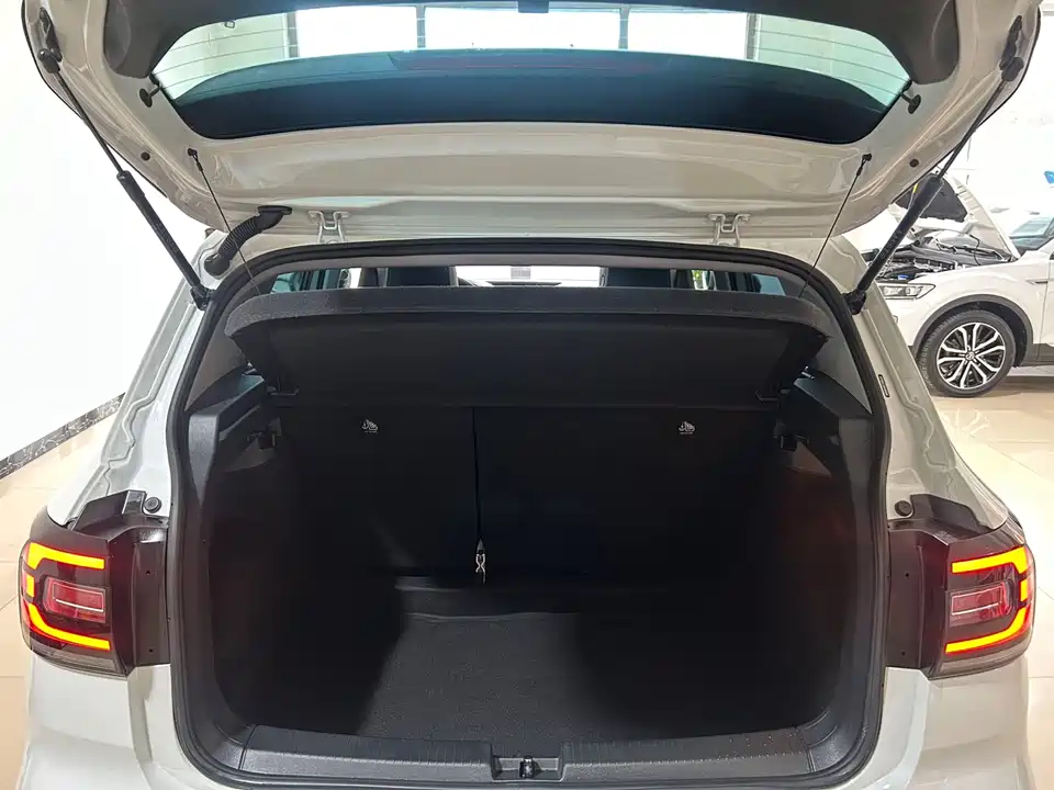 Volkswagen Exploring the shadow