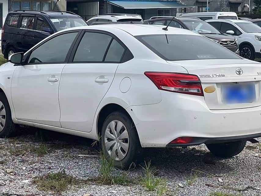 Toyota YARiS L to enjoy