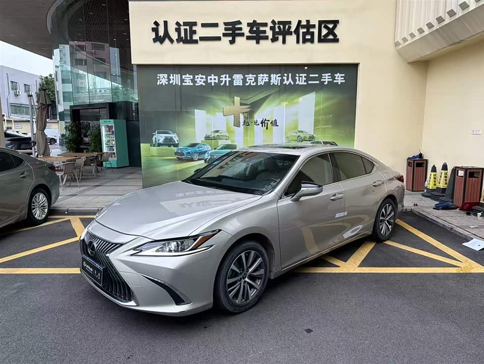 Lexus ES