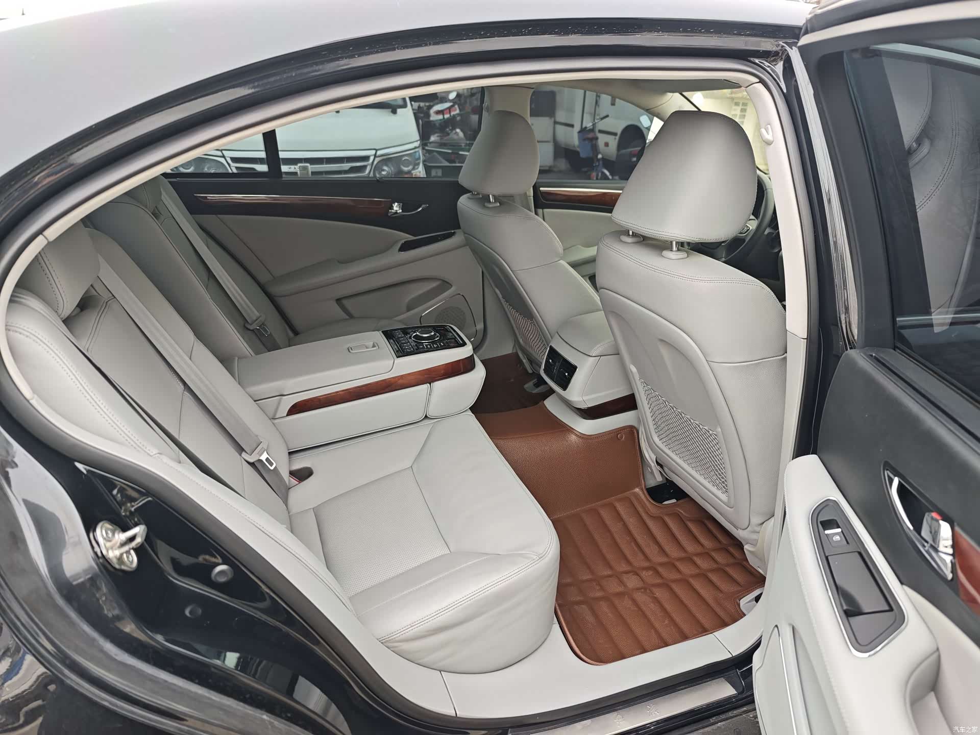 Hongqi H7, 2016 11