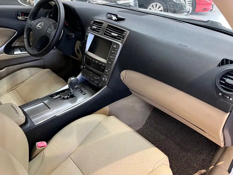 Lexus IS