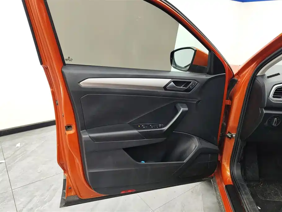 Volkswagen T-ROC exploring Songs