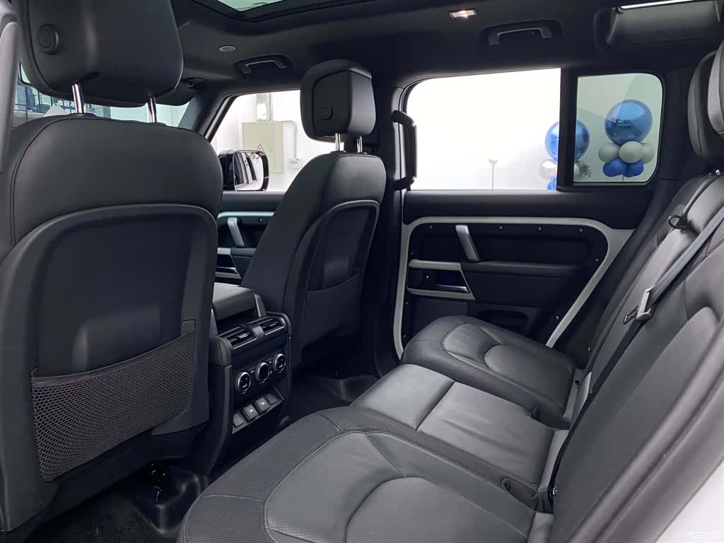 Land Rover Defender, 2024 7