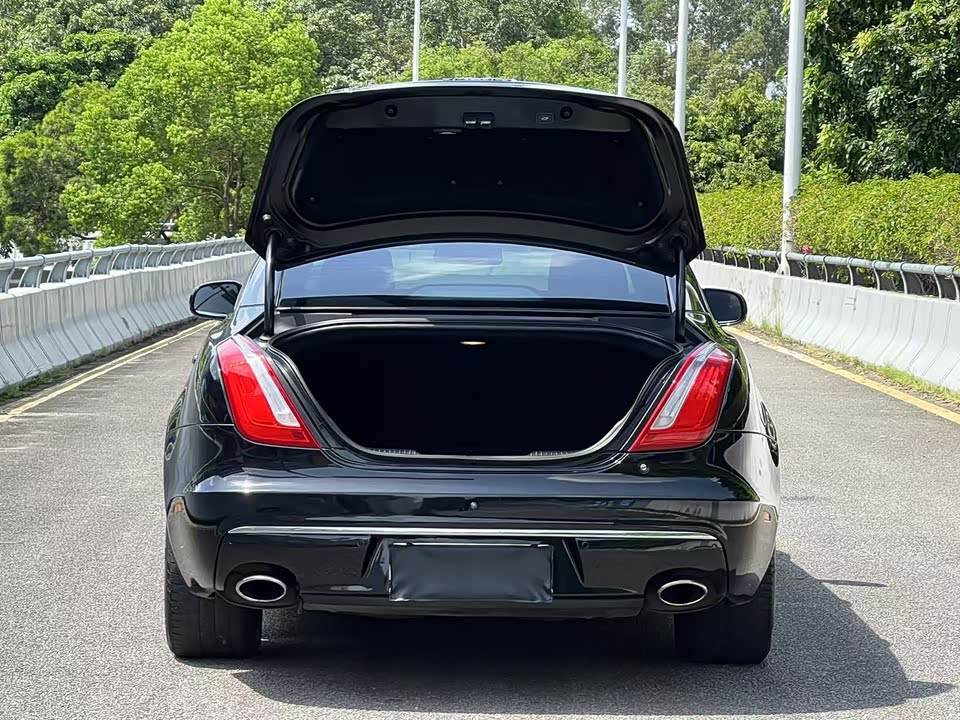 Jaguar XJ