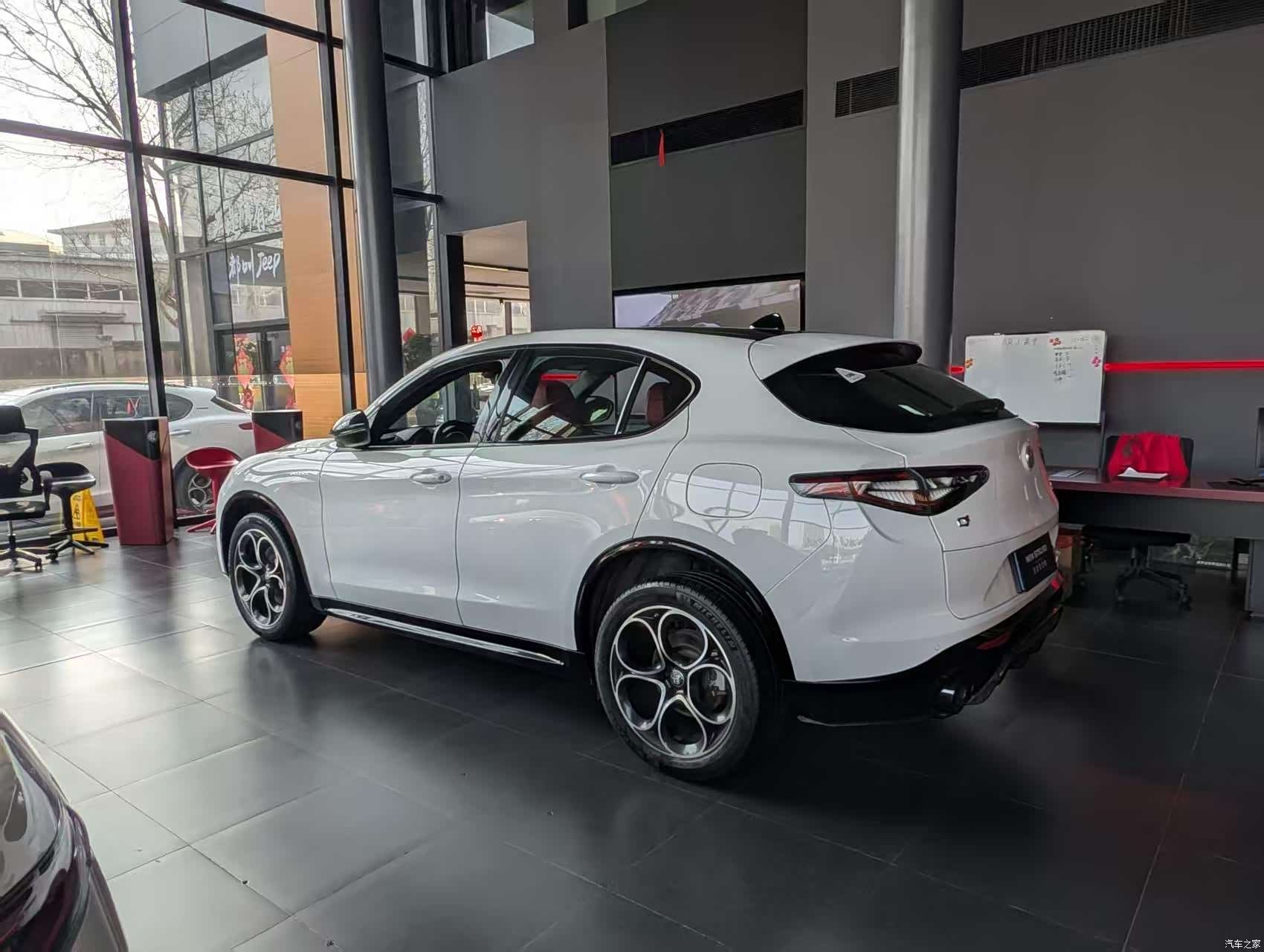 Alfa Romeo Stelvio, 2024 4