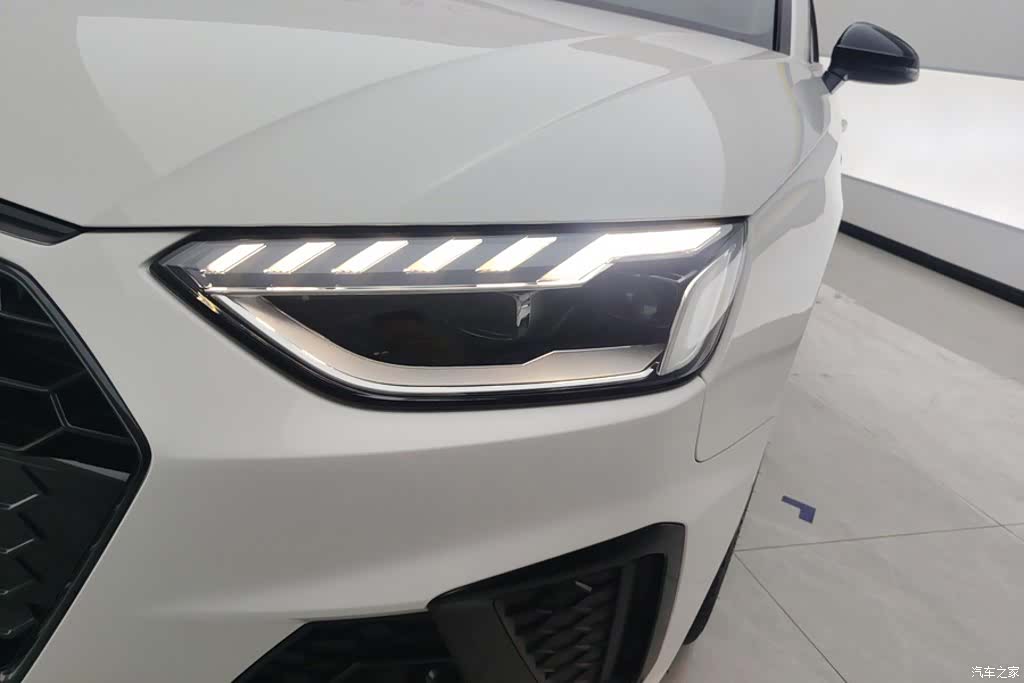 Audi A4L, 2023 все фото