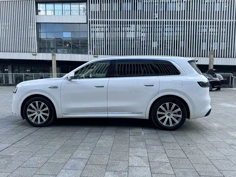 AITO Ask the world M8