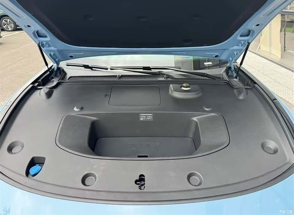 Xpeng P7, 2025 12