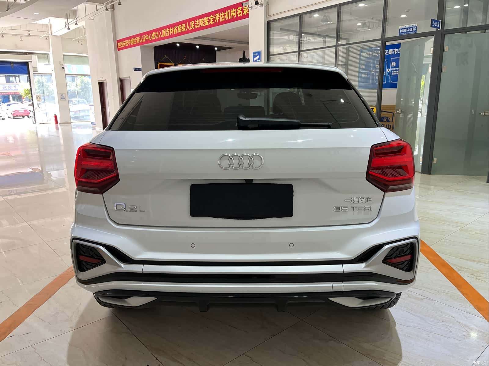Audi Q2L, 2023 все фото