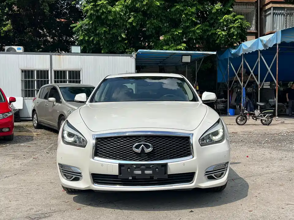 Infiniti Q70