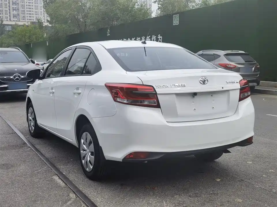 Toyota YARiS L to enjoy