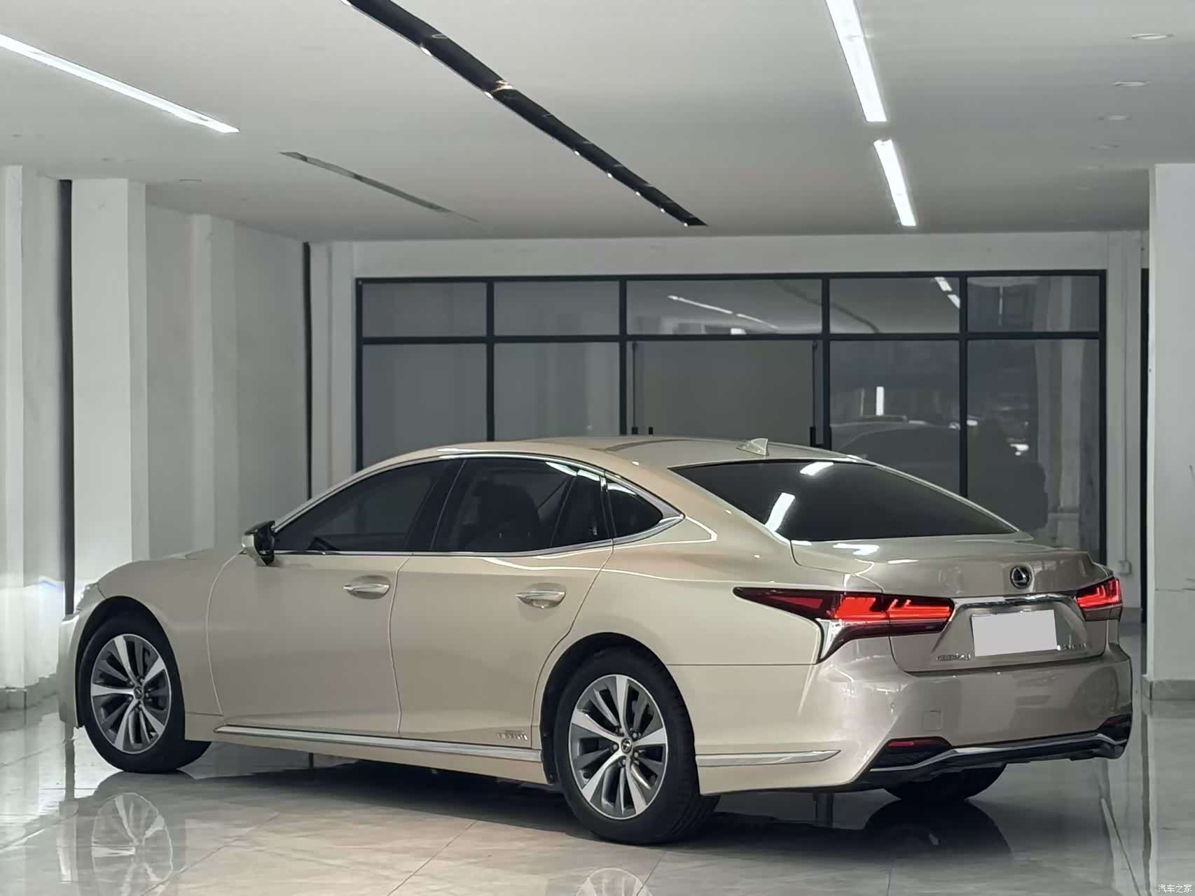 Lexus LS, 2018 9
