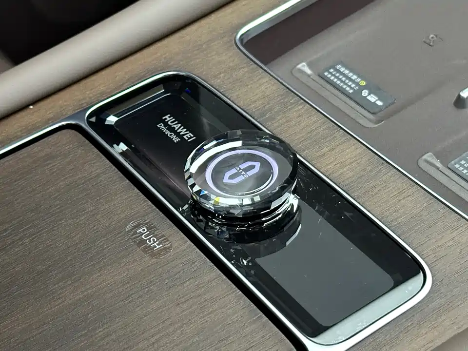 AITO Ask the world M9