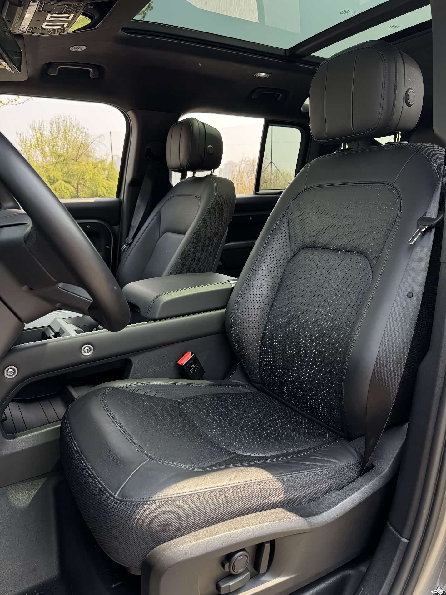 Land Rover Defender, 2024 24