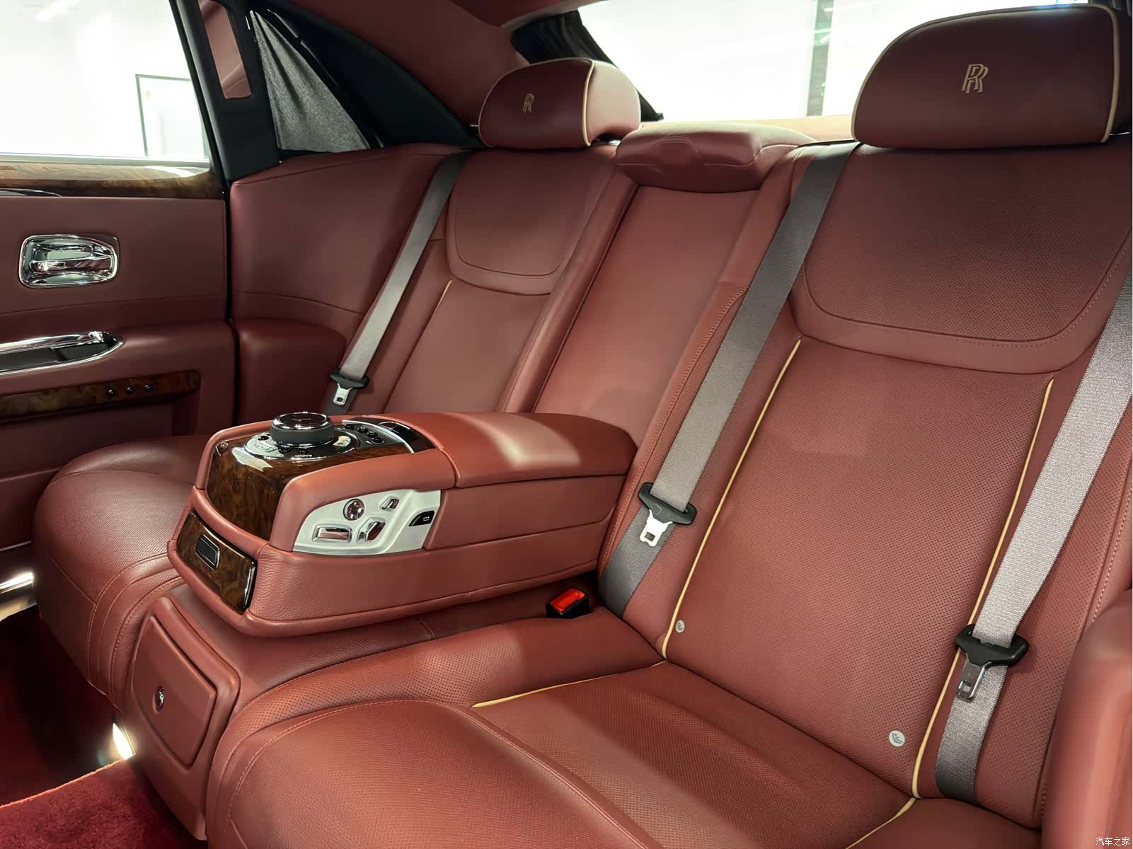 Rolls-Royce Ghost, 2015 9