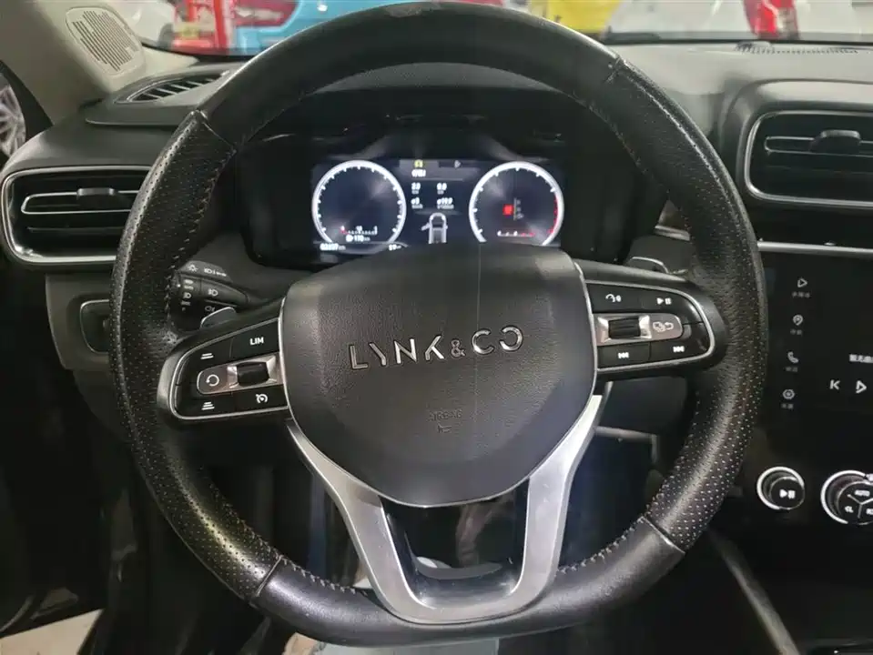 Lynk & Co 02