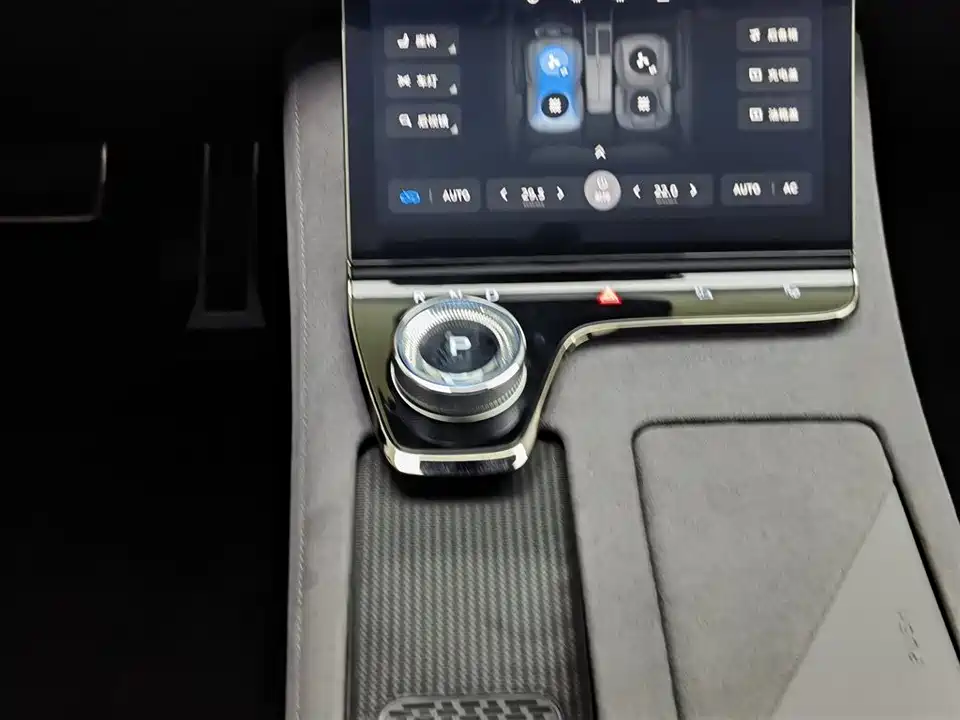 VOYAH Lantu chasing light