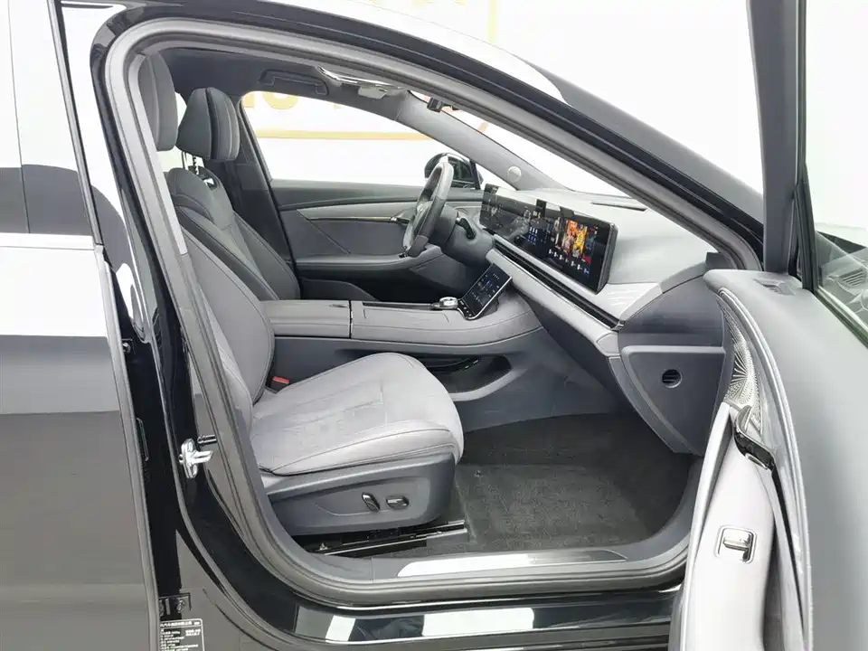 VOYAH Lantu chasing light